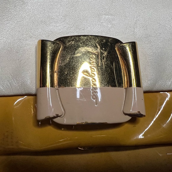 Pre-owned SALVATORE FERRAGAMO BAG LEATHER ENAMEL WHITE YELLOW MUSTARD COLOR - Picture 3 of 14